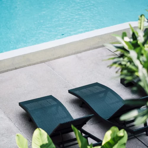 deckchair-swimming-pool copia