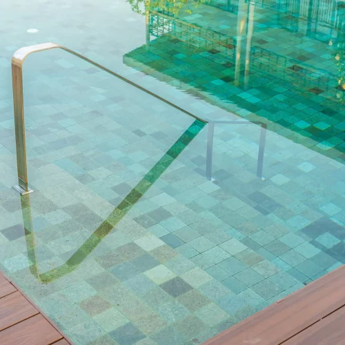 outdoor-swimming-pool-with-stair-ladder-around-there copia